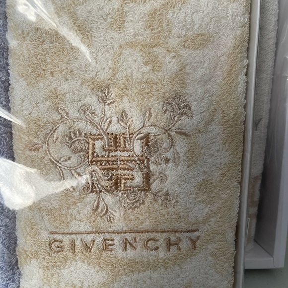 💕Unused Givenchy Hand Towel and Face towel Bundle💕 - Picture 7 of 7